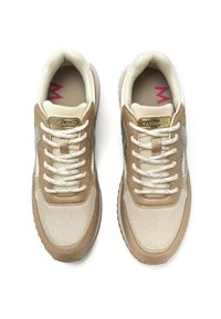 Scarpe sportive beige e crema realizzate con materiali in rete e pelle, caratterizzate da una punta arrotondata, un design a strati, accenti testurizzati e lacci.