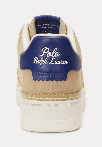 Beige mockasinsneaker med vit sula, med en mörkblå hälaccent präglad med "Polo Ralph Lauren"-logotypen i vit skrift.