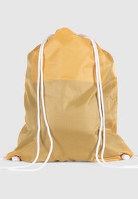 Bolsa amarilla con cordón hecha de nailon ligero, con cuerdas blancas y cierres de tope. Textura suave con un diseño simple y compacto.