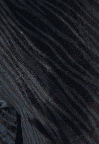 Tessuto in velluto nero con una sottile texture ondulata e una leggera lucentezza. Superficie liscia con schemi scuri e ondulati per un interesse visivo.