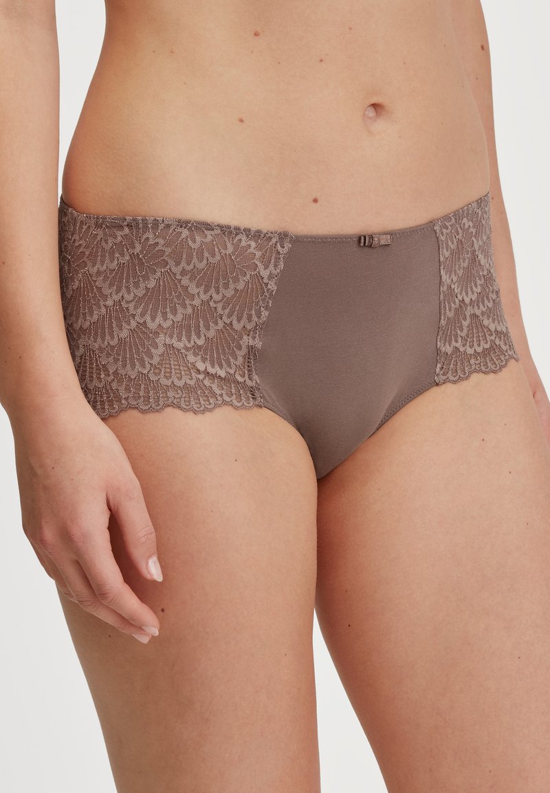 Biancheria intima hipster marrone con un corpo in tessuto liscio e pannelli laterali in pizzo con bordo a scollatura. Include un piccolo fiocco decorativo in vita.