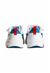 Sneakers bianche con dettagli blu e rossi, rifiniture testurizzate e colli imbottiti. Dotate di una linguetta roja al tallone per facilitare la calzata.