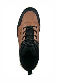 Bota de senderismo de imitación de cuero marrón con acentos negros. Cuenta con un cuello acolchado, cordones negros y una suela de goma texturizada.