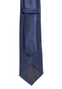 Cravatta in seta blu navy con una texture liscia, dotata di una punta appuntita e di un piccolo anello di supporto vicino alla parte superiore. Leggera lucentezza e nessun motivo visibile.