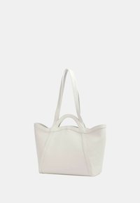 Borsa tote bianca in pelle con finitura testurizzata, dotata di manici allungati e bordi superiori curvi. Design spazioso e strutturato.