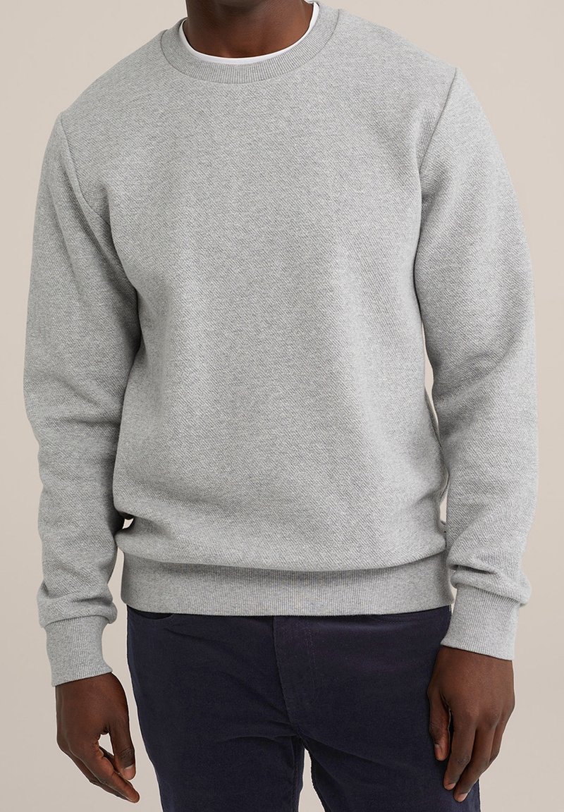 Šedá mikina s kulatým výstřihem vyrobená z texturované látky, s žebrovanými manžetami a lemem, uvolněného střihu a minimalistickým designem.