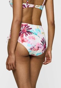 Hochgeschnittene Bikinihose mit floralem Muster in rosa, blau und lila Tönen. Verfügt über verstellbare seitliche Bindebänder und einen glatten, dehnbaren Stoff.