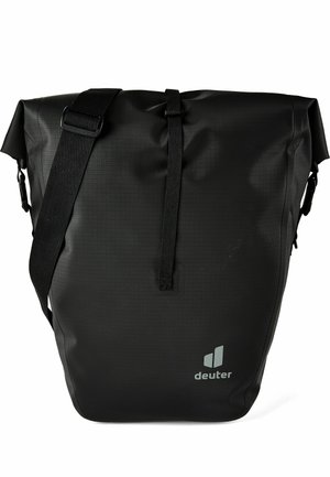 Bolsa negra impermeable de apertura enrollable con correa ajustable y logo gris de Deuter en la parte inferior frontal, diseñada para un uso seguro al aire libre.