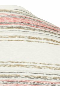 Multikleurig horizontaal gestreept stof in beige, grijs en koraal op een lichte achtergrond, met een zachte textuur en lichtgewicht ontwerp.