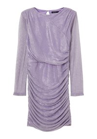 Abito lungo a maniche lunghe di lavanda con un design drappeggiato, caratterizzato da un tessuto testurizzato e dettagli arricciati sui lati. Chiusura con chiave sul retro.