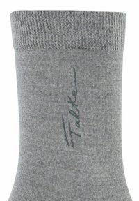 Calzino in cotone grigio con un polsino a costine, caratterizzato da un sottile logo grigio scuro sul lato. Il tessuto ha una texture liscia e morbida.