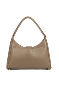 Borsa in pelle testurizzata taupe con parte superiore curva, manico corto e largo e base rettangolare su sfondo bianco.