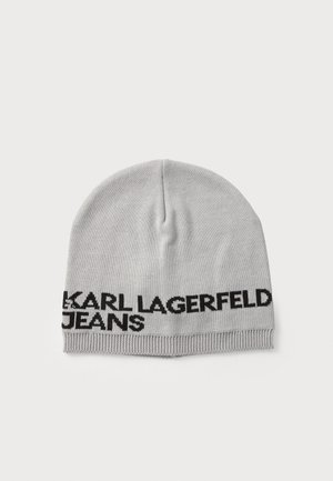 Grå strikket lue med tettsittende passform, med en svart logo som sier "KARL LAGERFELD JEANS" langs kanten. Myk tekstur, enkelt design.