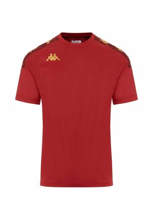 T-shirt rosso a maniche corte realizzato in tessuto liscio. Presenta pannelli scuri a contrasto sulle spalle con accenti dorati e un logo sul petto.