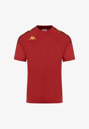 T-shirt rouge à manches courtes en tissu lisse. Il présente des empiècements d'épaule sombres contrastants avec des accents dorés et un logo sur la poitrine.
