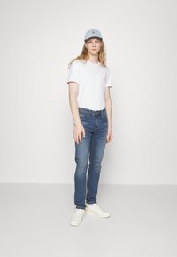 Redefined Rebel COPENHAGEN  - Traperice uskog kroja - medium blue