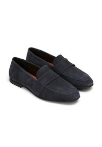 Tumes sueded loafers lame tasapinniga, laia rihmaga jala peal ja terava ninaga disainiga. Näha on aktsentõmblused.
