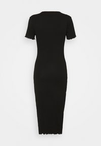 Svart ribbad midiklänning med korta ärmar, med en scalloped fåll. Tyget är elastiskt och ger en figurnära siluett.