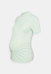 Top de maternidade em verde menta claro com textura canelada, gola alta, mangas curtas, forma ajustada e detalhe de franzido lateral para maior conforto.