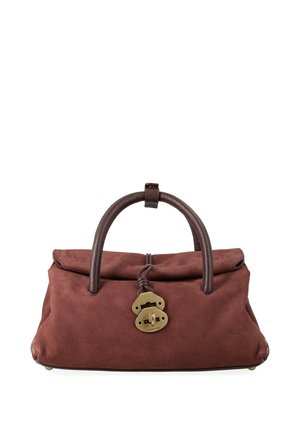Borsa in pelle marrone con texture a ciottoli, dalla forma strutturata, con manici doppi e chiusura a serratura in ottone. Presenta dettagli marroni e piedi metallici alla base.