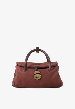 Borsa in pelle marrone con texture a ciottoli, dalla forma strutturata, con manici doppi e chiusura a serratura in ottone. Presenta dettagli marroni e piedi metallici alla base.