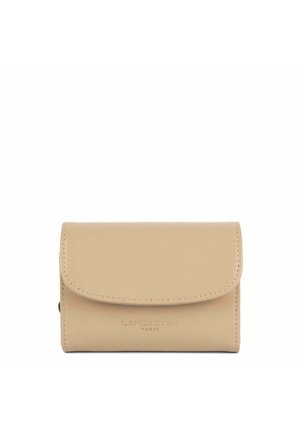 Portafoglio in pelle beige con una superficie liscia, patta pieghevole e logo "LANCASTER PARIS" impresso sul davanti. Forma rettangolare compatta.