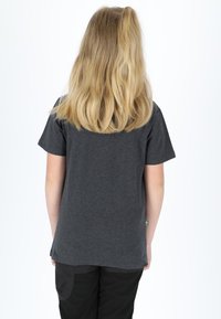 Grå t-shirt med korte ærmer og rund halsudskæring. Glat tekstur med et lille farverigt mærke på nederste venstre side.