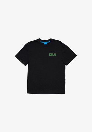 Schwarzes Baumwoll-T-Shirt mit einem grünen "DEUS"-Logo auf der linken Brust, Rundhalsausschnitt und kurzen Ärmeln. Einfaches, schmuckloses Design.