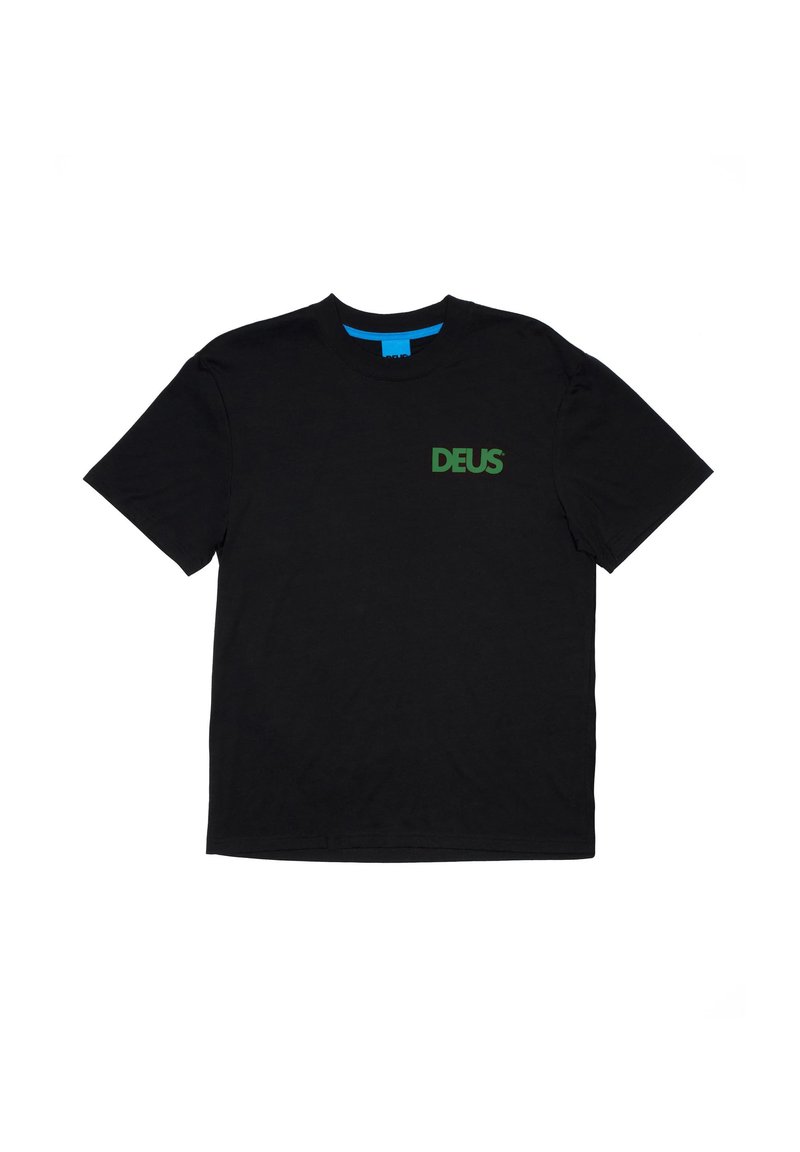Schwarzes Baumwoll-T-Shirt mit einem grünen "DEUS"-Logo auf der linken Brust, Rundhalsausschnitt und kurzen Ärmeln. Einfaches, schmuckloses Design.