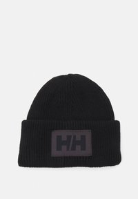 Cappello beanie nero realizzato in materiale a coste con risvolto. Presenta un'etichetta rettangolare con un design nero su uno sfondo testurizzato.