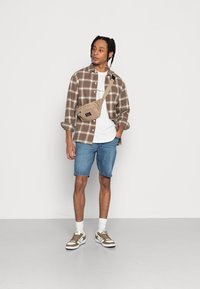 Wrangler TEXAS - Calções de ganga - light wash