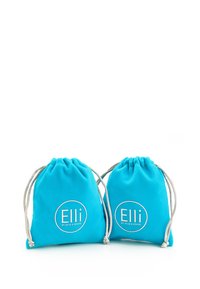 Turkiozinių raištelių maišelių, pagamintų iš minkštos medžiagos, su sidabriniais akcentais ir baltais apskritais dizainais, kuriuose pavaizduotas logotipas "Elli by Julie & Grace".