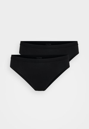 Dwie czarne bezszwowe majtki w stylu bikini dla kobiet ułożone na płasko na białym tle.