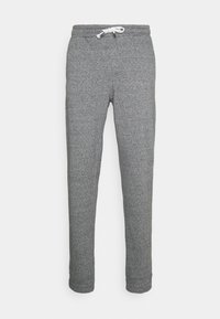 Pantalones de chándal de forro polar gris con una cintura de cordón blanca, piernas rectas y bolsillos laterales, exhibidos sobre un fondo blanco.