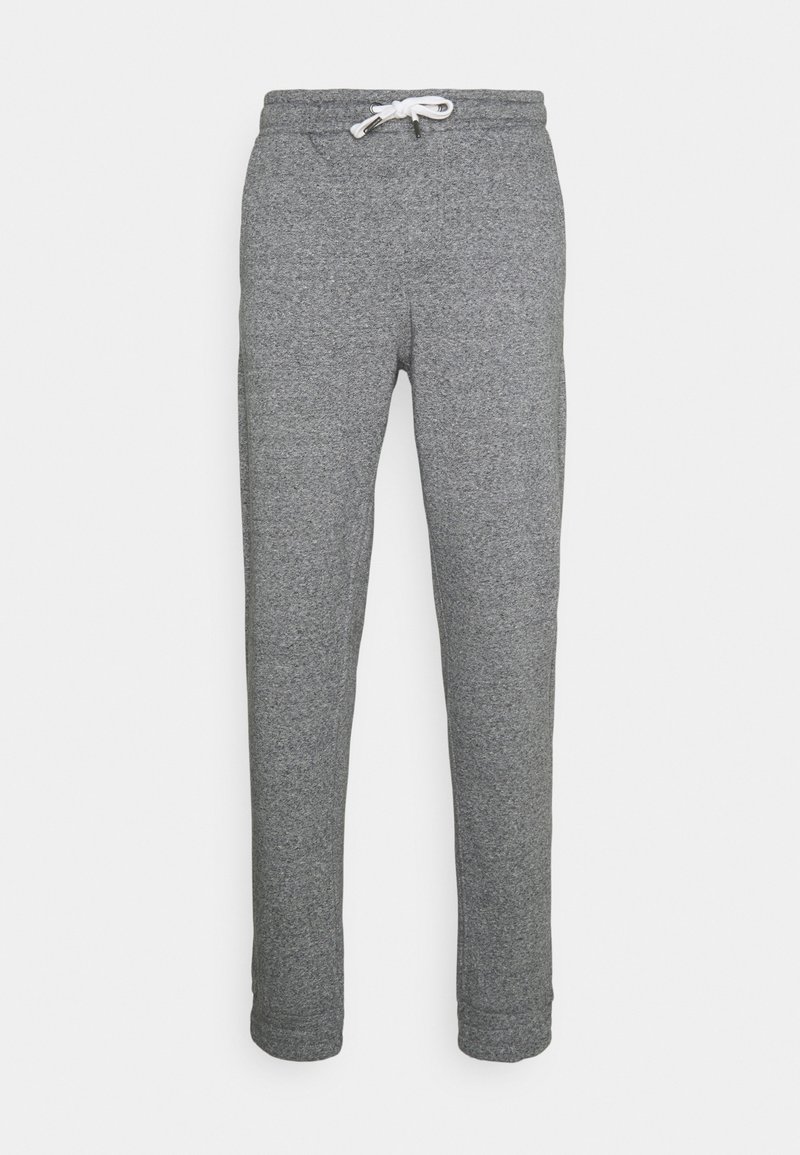 Pantalones de chándal de forro polar gris con una cintura de cordón blanca, piernas rectas y bolsillos laterales, exhibidos sobre un fondo blanco.
