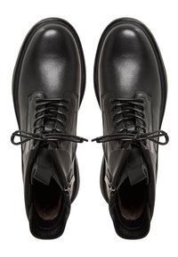 Botine negre din piele cu un finisaj neted, vârf rotund, design cu șireturi și închidere cu fermoar pe lateral. Talpă din cauciuc ușoară.