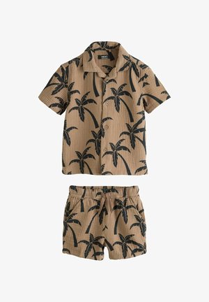 Kurzärmliges Hemd mit Knöpfen und Shorts mit elastischem Bund in Braun mit schwarzen Palmenmuster.