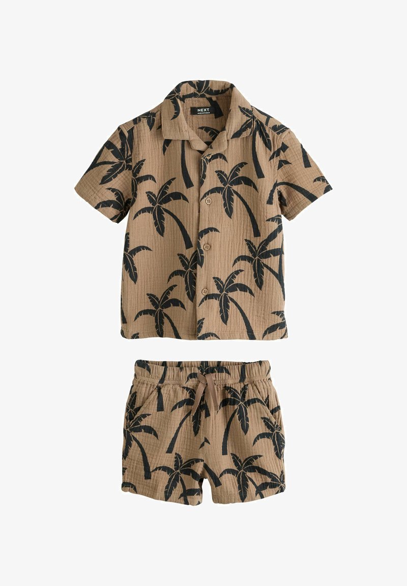Ensemble chemise à manches courtes avec boutons et short à taille élastique en marron avec imprimés de palmiers noirs.