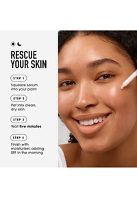 Siero trasparente con pipetta contro la guancia di un modello sorridente. Passaggi per la routine di cura della pelle in testo grassetto su uno sfondo bianco. Design pulito e minimale.