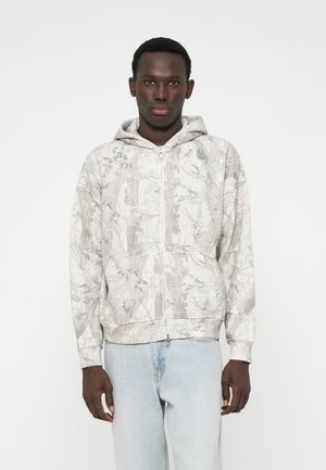 AUG1 ESSENTIAL FZH - LIGHT BAMBOO CAMO 1CC $90.00 TR - Vetoketjullinen college - 108