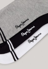 Tre paia di calzini di cotone in grigio, nero e bianco. Ognuno presenta il logo "Pepe Jeans" in un colore a contrasto e accenti a righe.