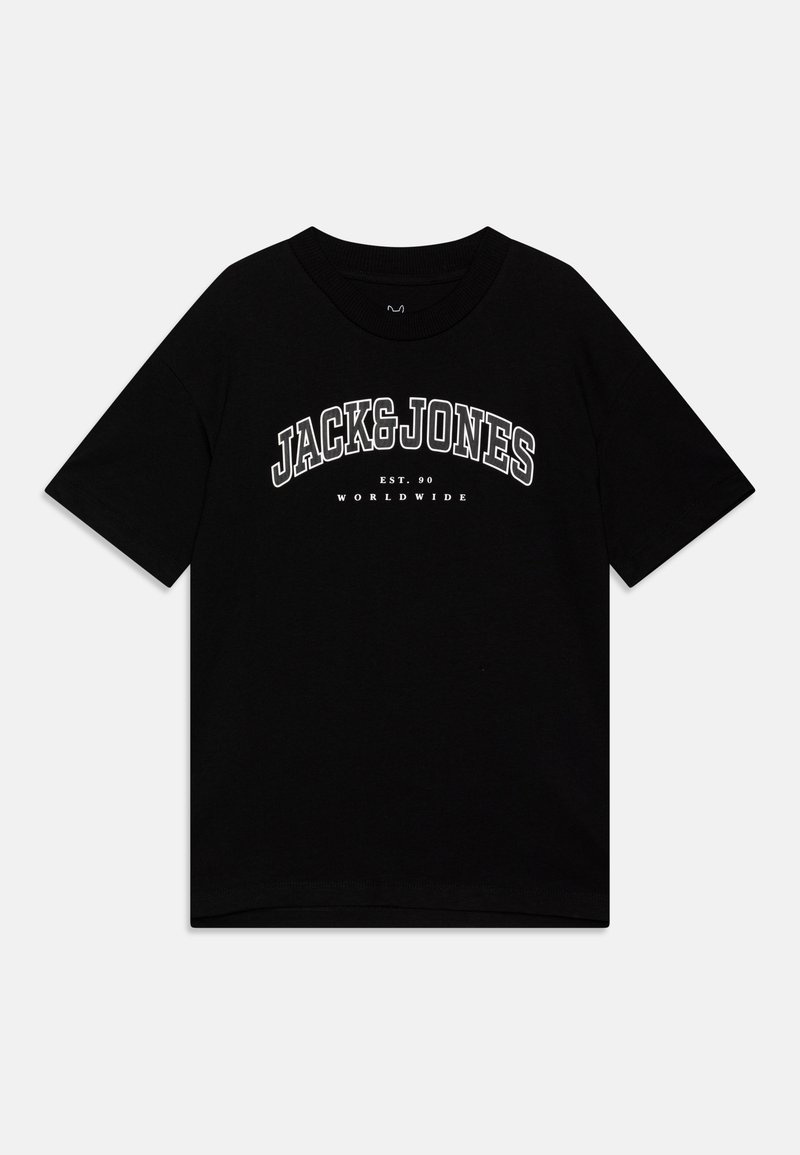 Melna kokvilnas T-krekls ar tekstu "JACK & JONES" treknrakstā baltā krāsā, zem tā rakstīts "EST. 90" un "WORLDWIDE", ar apaļu kaklu un īsām piedurknēm.