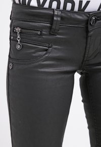 Freeman T. Porter Tygbyxor - black