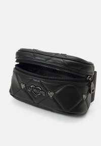 Borsa nera in ecopelle trapuntata con doppia zip, dotata di dettagli in metallo argentato, inclusi borchiette a forma di cuore e logo.