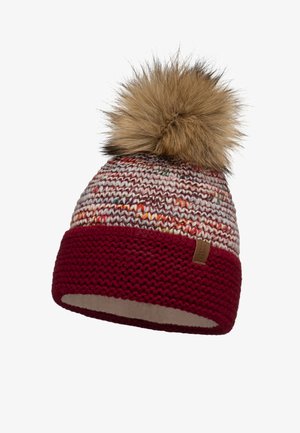 Bonnet tricoté avec une bande rouge et un motif multicolore sur le dessus. Présente un grand pompon en fausse fourrure beige. La texture textile est douce et chaude.