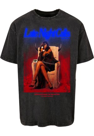 Czarny, oversize t-shirt zniszczonym nadrukiem przedstawiającym kobietę rozmawiającą przez telefon. Nadruk zawiera czerwone akcenty oraz niebieski tekst. Krótkie rękawy, bawełnowy materiał.