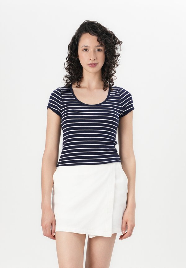 CROP SCOOP - Basic T-shirt