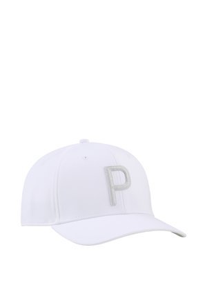 Weißes Baseballcap mit einem großen silbernen Buchstaben P auf dem vorderen Panel und gebogener Krempe.