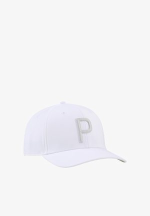 Weißes Baseballcap mit einem großen silbernen Buchstaben P auf dem vorderen Panel und gebogener Krempe.