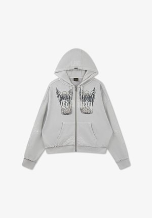 Hellgrauer Reißverschluss-Hoodie mit Fronttaschen, versehen mit schwarzen skelettartigen geflügelten Figuren und Flammendesigns auf der Brust sowie dezenten Mustern an den Ärmeln.